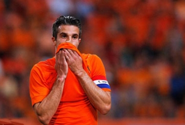 Nóng: Tiền đạo Robin van Persie lại dính chấn thương